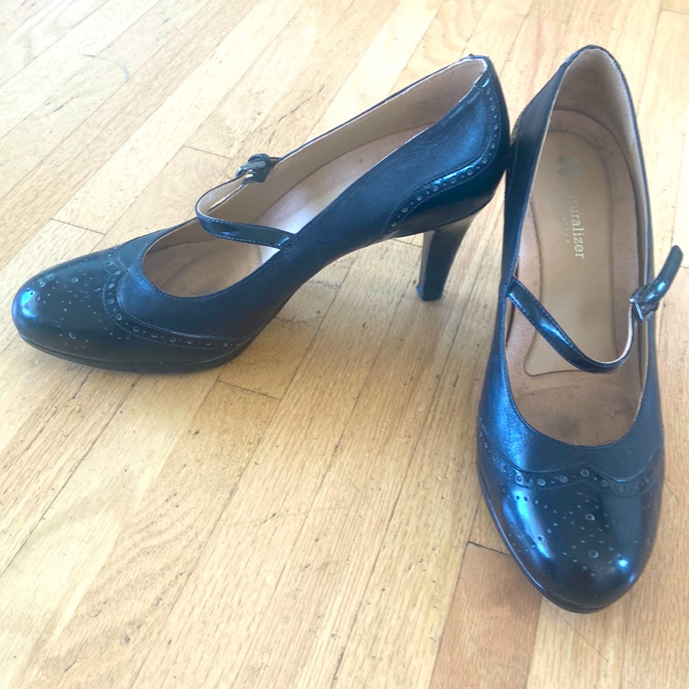 Naturalized black Mary-Jane spectator leather pump. SZ 11M